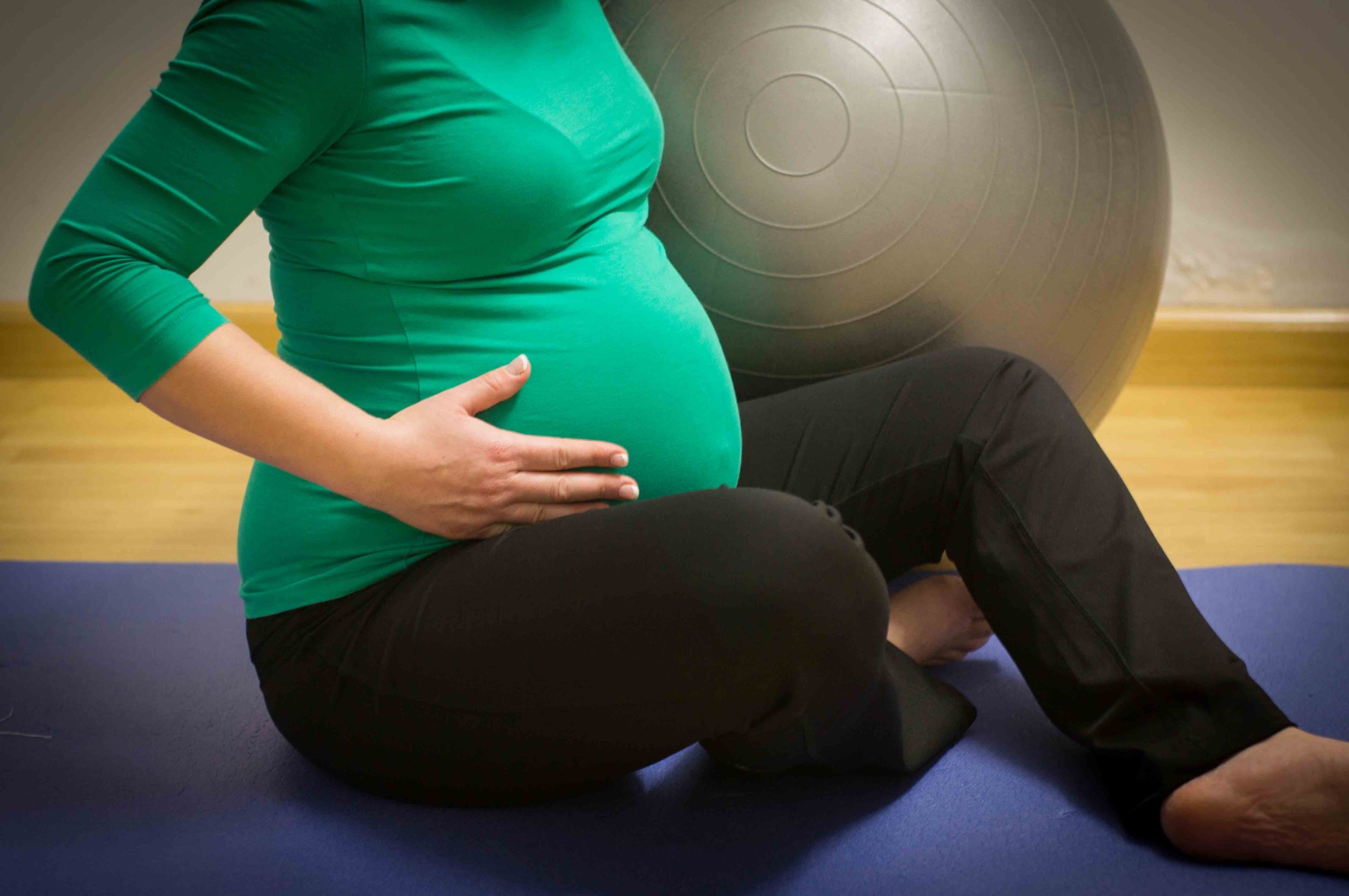 22 неделя беременности тянет. Pregnancy and крытые. Беременные с силовыми нагрузками. Pregnant exercises. Pregnant exercise.